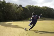 綺麗な芝生で思いっきりボールを蹴る