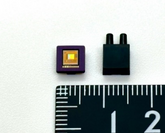 e-Nose型ニオイセンサーデバイスのセンサー素子とセラミックパッケージ内部(左)とセンサーデバイス(右)