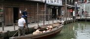 屋外展示「浦安のまち」では、実際にべか舟に乗ることが出来ます