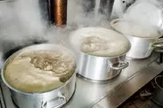 3つの寸胴を使って長時間炊き上げるスープ
