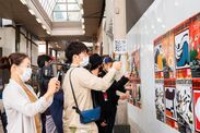 Setouchi Art Jack2022にてデジタルアートを読み込む通行者の様子