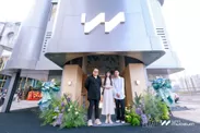 W11美術館 入口(中央：金田涼子)
