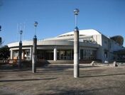 「藤代スポーツセンター」施設内のアリーナはバスケットボールコートは2面、バレーボールコートは3面設定可能です。観客席も400席完備しています。