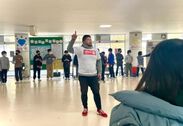 廊下でスポーツ交流をする畠山氏(2024.2.6 能登町)