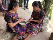 グアテマラの小さな村で出会った女の子たちは発酵ドリンクを仕込み中