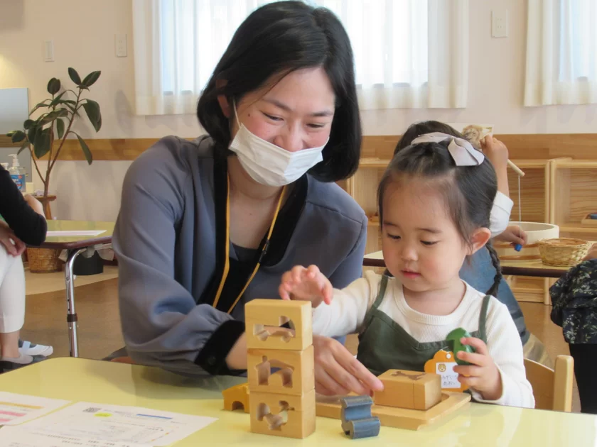 神奈川県川崎市「カリタス幼稚園」にて2歳児を対象とする
『未就園児夏期モンテッソーリコース』を7月・8月に開催