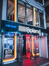 「TR-808」カラーのデコレーションを施したRoland Store Tokyoのイメージ