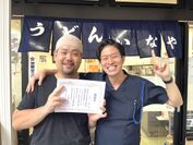 毎年、子ども食堂活動をサポートする『うどんのいなや』自由ヶ丘店店主・中村さん。(写真左)