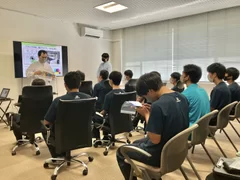 製造工程を学ぶ様子