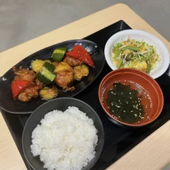 地産地消食堂アカギメシ　彩り野菜と赤城鶏の酢鶏定食 1,050円(税込)