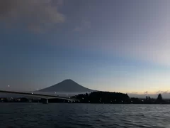 夕暮れどきの富士山