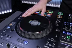 圧倒的に滑らかな操作性を持つCDJ-3000と同品質のジョグ