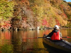 カヌーで中禅寺湖水上から見る紅葉