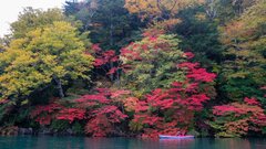 カヌーで中禅寺湖水上から見る紅葉2