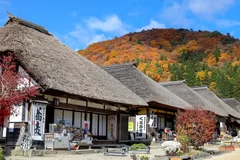 大内宿の茅葺き屋根と紅葉する山々