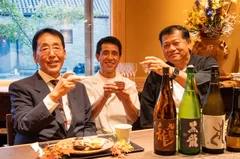 日本酒の蔵元を招いたスペシャルディナーを開催することも。左から大小屋 4代目 奥田信泰、櫻川 3代目オーナーシェフ 山本智史氏、黒龍酒造 8代目 水野直人氏