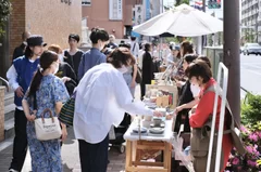 通りに露店がぎっしり