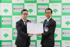 締結式にて　国立音楽大学　梅本学長(左)と東京都教育委員会　坂本教育長(右)