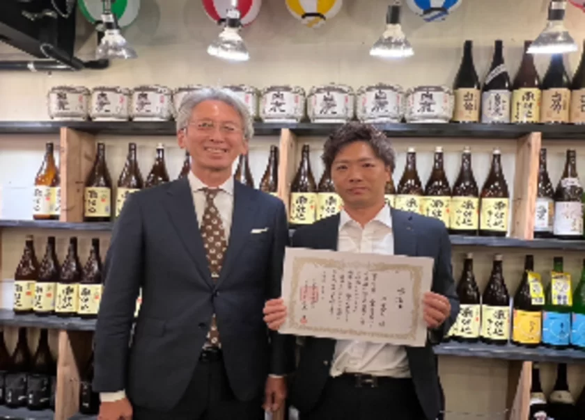 ≪左から代表取締役社長 辰馬様、ドリンクコーナー山下店長≫