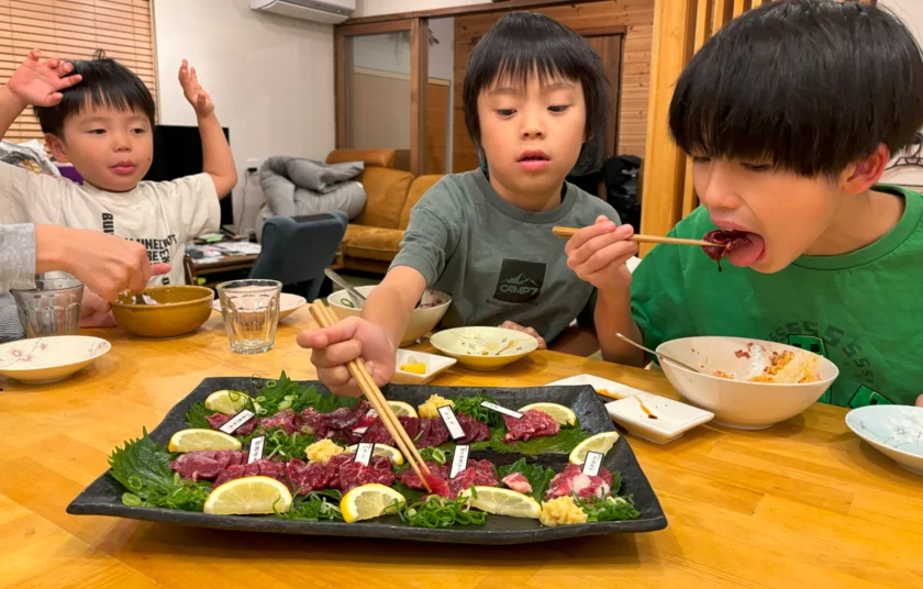 馬肉を食べる子供たち