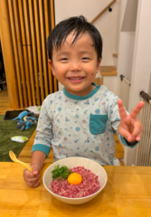 馬とろフレーク丼を食べている幼児