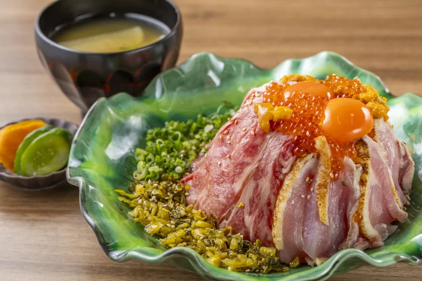 雲丹とろあか牛＆鶏たたき　阿蘇山丼