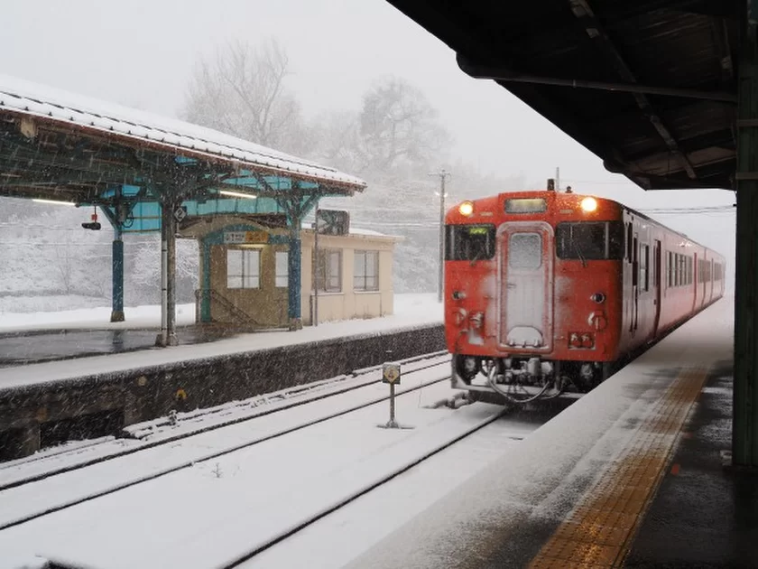 香住駅の雪景色