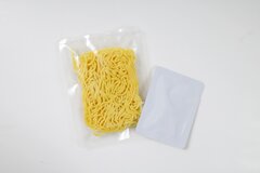 レンジ対応「レンチン麺」と熱湯を注ぐ「濃縮スープ」