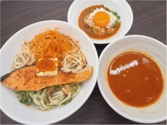 鮭骨つけ麺　熱熱、辛辛