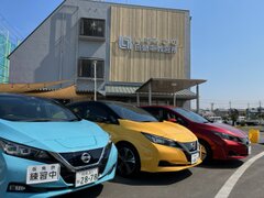 信号カラーのEV教習車