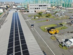 自家消費型太陽光発電設備(システム容量42.24kw　撮影：いずみさのドローンスクール)