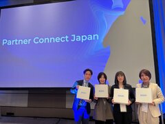 「Japan Zoom Partner Contributor Awards」 受賞者：双日テックイノベーション株式会社 クラウドソリューション事業本部 コラボレーション事業部 (写真左より順番に記載)八木 直久、増田 佑美、潘 みのり、津山 沙穂