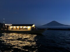 富士山をバックに河口湖を回遊する『HAMANASHI HOUSEBOAT』