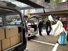 積み込んだ後お祓いを受ける酒販店