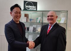 右：Sedatelec社 CEO Thierry GARABOUX氏 左：株式会社Transparence 岩田 真人