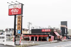 東海店外観、大きな豚の看板が目印