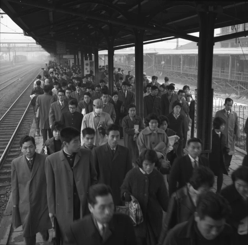 (Photo_15)　朝のラッシュ時　北千住駅　『交通東武』　昭和36年(1961)12月10日号より　東武博物館蔵