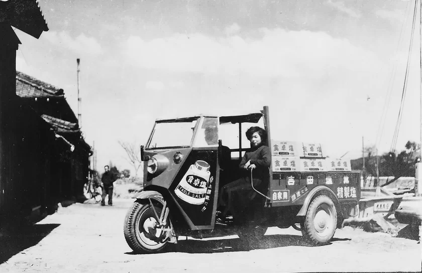 (Photo_03) 「食卓塩」宣伝カーの写真　昭和27～28年(1952-53)　吉田塩業(株)蔵、西尾市塩田体験館画像提供