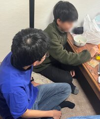 子ども食堂で子供と遊ぶ様子