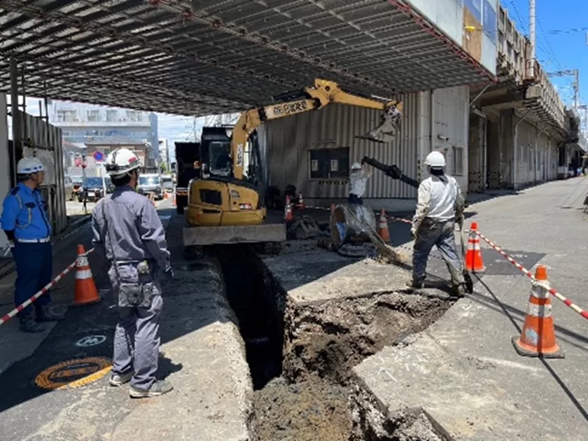 市内水道管の工事現場　旧管撤去