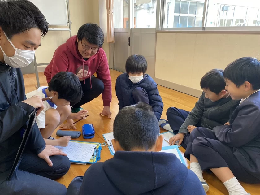 子どもたちと話し合う様子