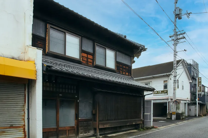 門前町の入口に位置