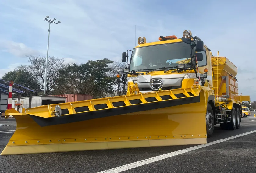 大型トラック「日野プロフィアFS」ベース 除雪兼用凍結防止剤散布車 初号車