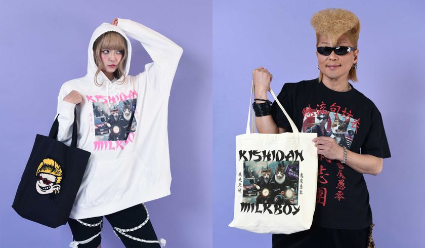 左) パーカー 15,950円／トートバッグ 7,700円　右) Tシャツ 11,550円／トートバッグ 7,150円(全て税込み)