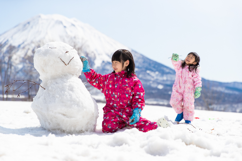 朗らかな春陽気に雪を楽しむ子どもたち