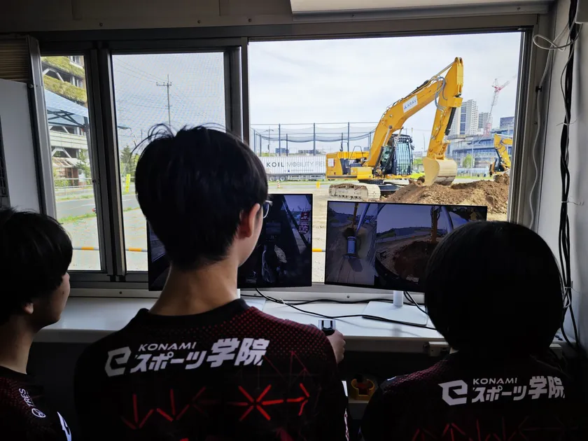 実際に建機の遠隔管理システムを触っている様子