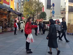 街頭サンプリングの様子