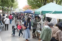 「湊川公園手しごと市」開催中の様子