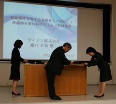 授賞式にて日本感性工学会 会長  高寺 政行先生(信州大学)より