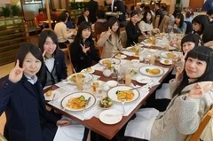 ホテルのランチを食べながら、先輩と座談会！